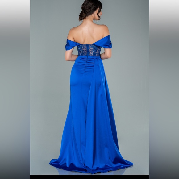 Elegant Blue Off-Shoulder Gown - Picture 3 of 7